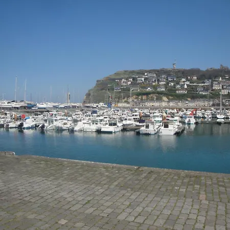 Les Pieds Dans L'eau, Face Au Port De Plaisance, Classé 3 étoiles
